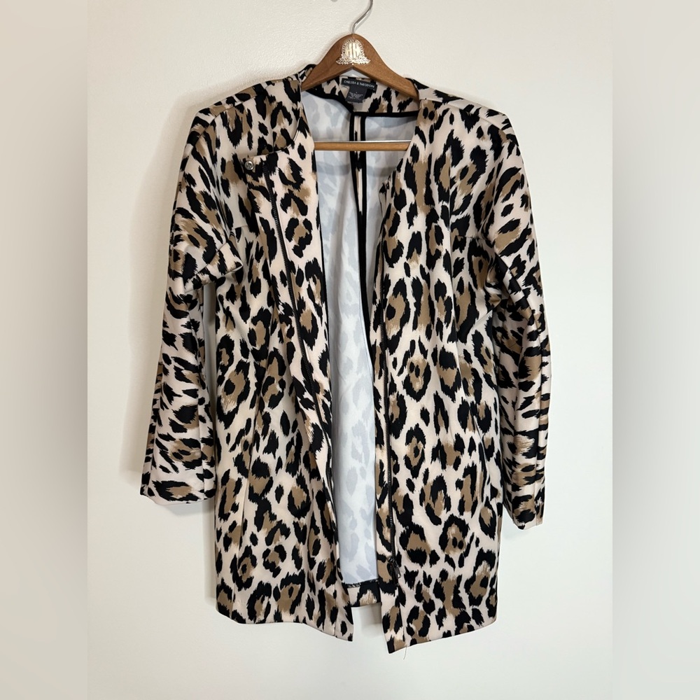 Chelsea & Theodore leopard print light weight zip up jacket in size large